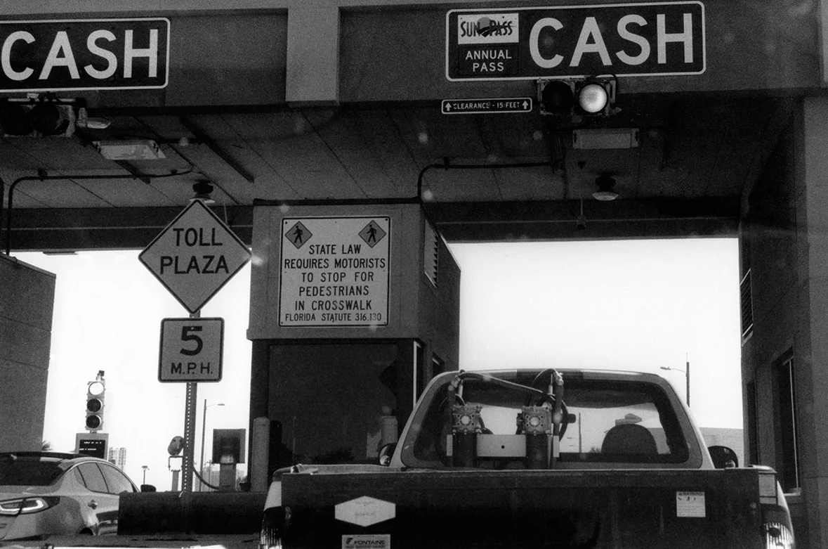 Cash toll booth