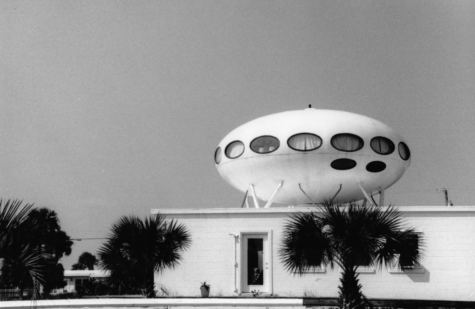 Saucer shaped building